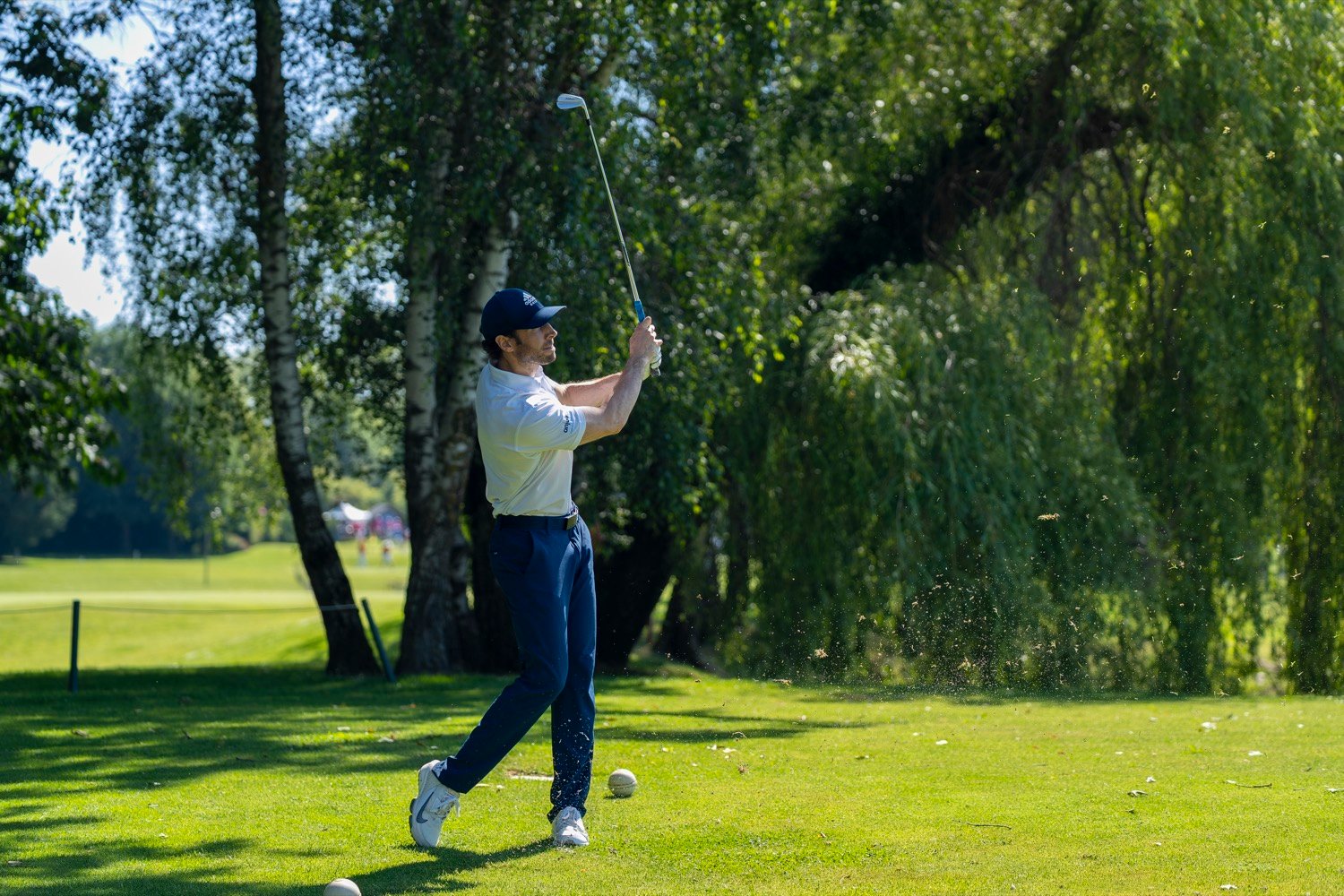 Golfeur en plein swing sur le parcours du Golf du Clou