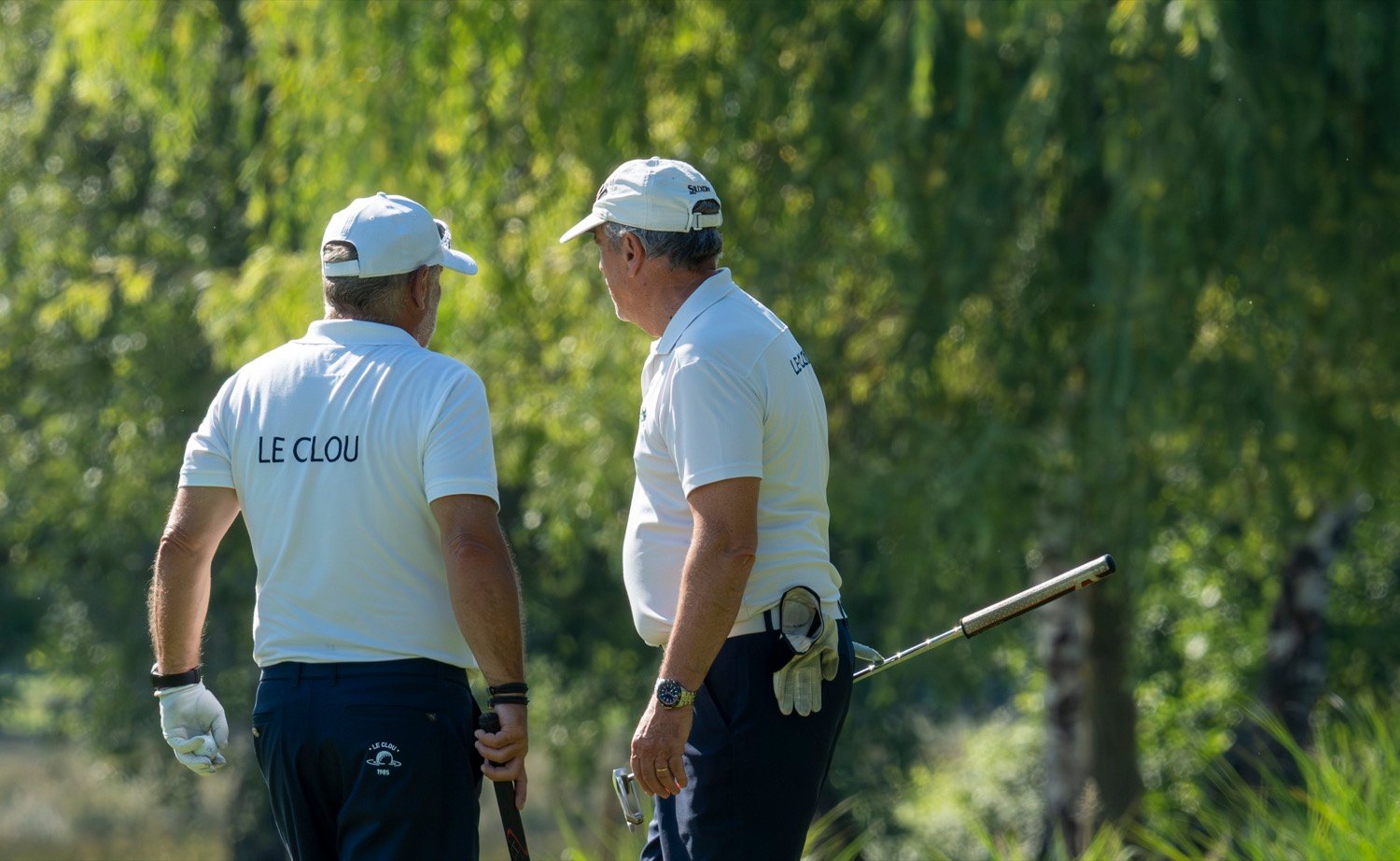 Deux joueurs échangent sur le parcours du Golf du Clou